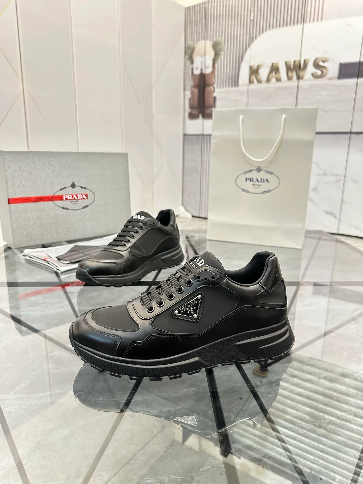 Men's shoes for sale 💰: 💰P580¥ High-end top quality Product trademark: Prada *"Prada*" low-top casual shoes Regular size: 38-45 (can be customized to 46) Product materials: imported first-layer cowhide stitching breathable mesh upper, water-dyed cowhide lining, cowhide foot pads, original ultra-light foam outsole. No.: 001